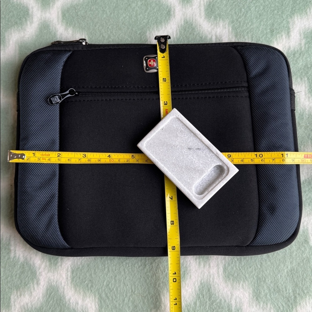 SwissGear Lunar Black and Gray tablet Sleeve case with zipper - Picture 7 of 8
